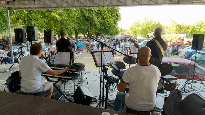 Taxiboy en concert à Etang sur Arroux backstage
